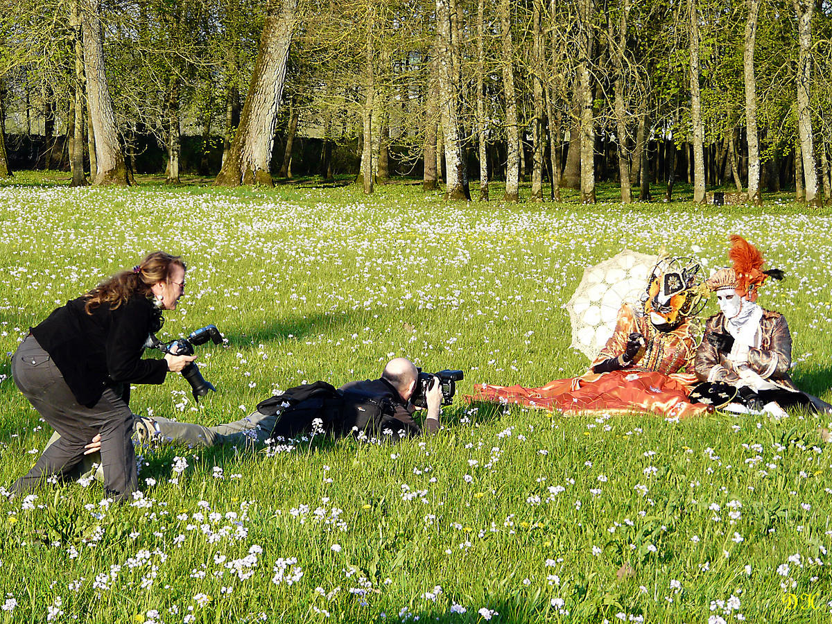 1approche difficille et sportive dun couple de costums dans la savane de verdun-border.jpg