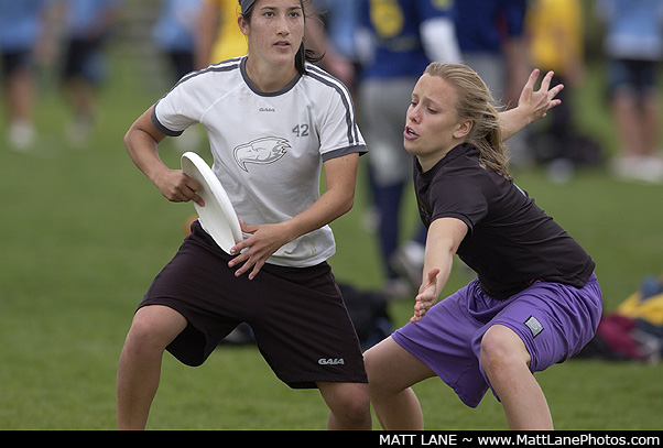 Kira Frew (with disc) of UBC