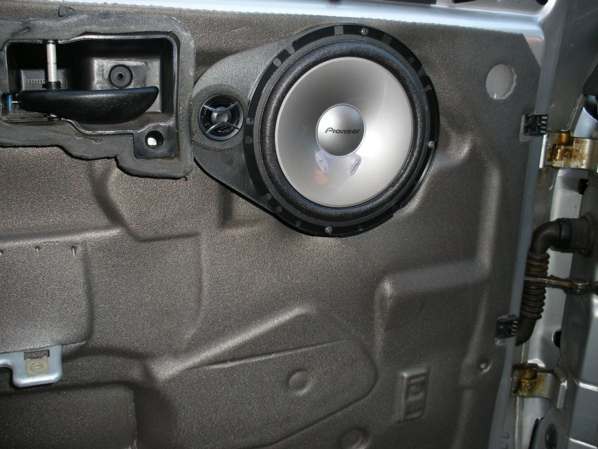 SILVER ESCORT RS2000 N REG SPEAKERS.jpg