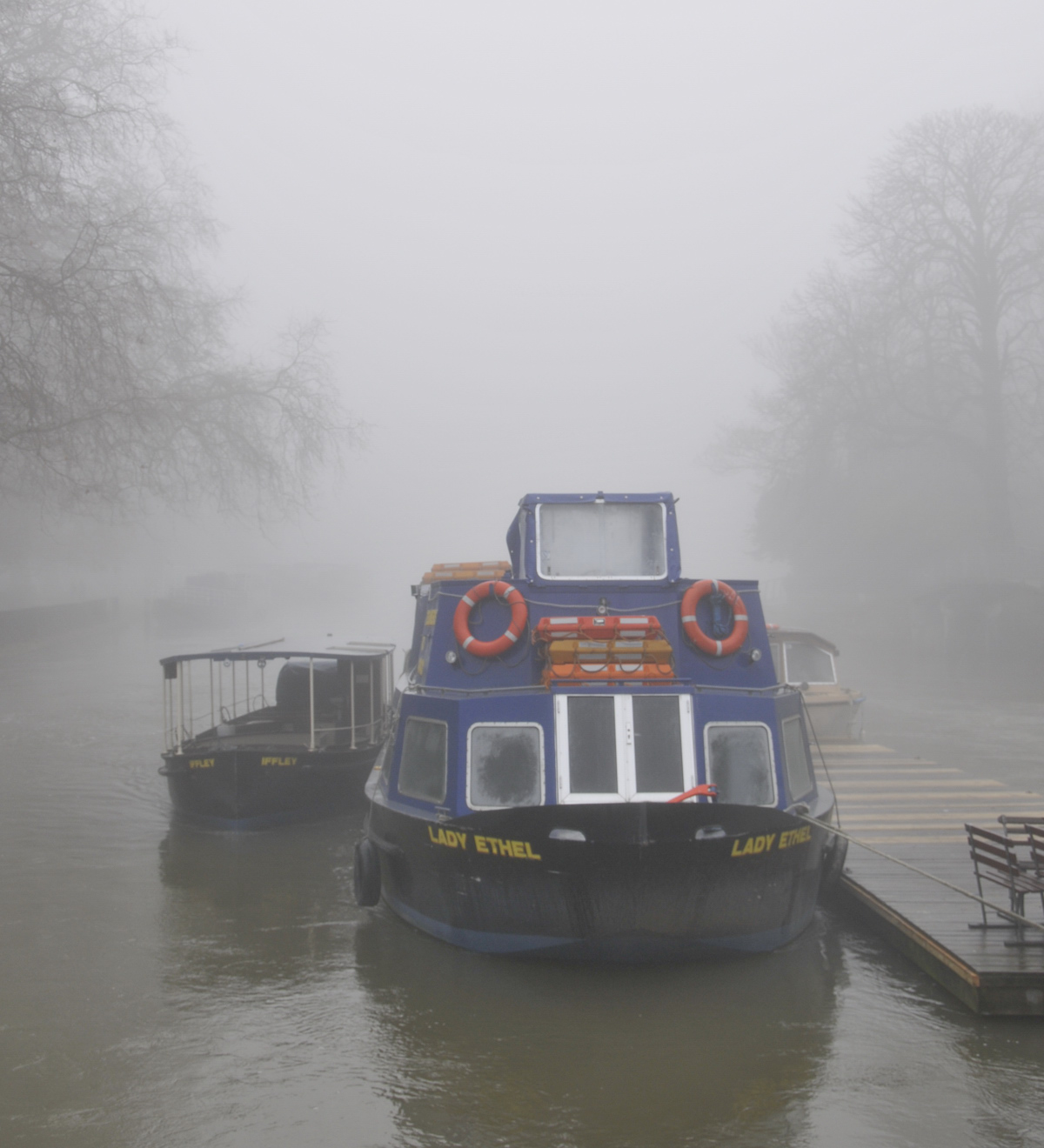 Boat on Thames at Folly Bridge Oxford with Fog _DSC5823.jpg