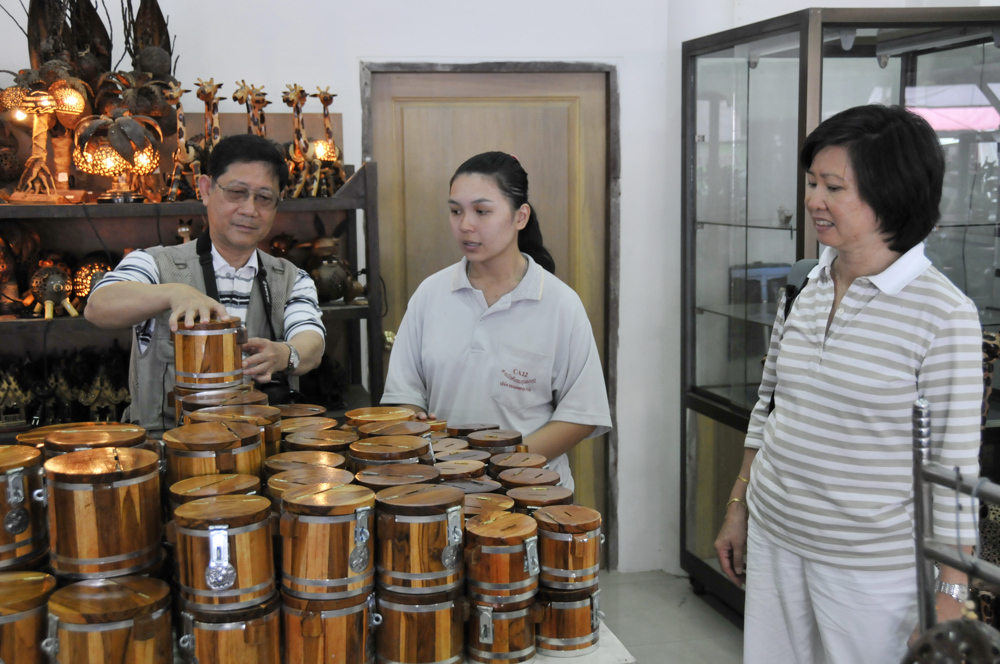 Brother-in-Law Sales Staff and Sister shopping in Rajburi _DSC4499.jpg
