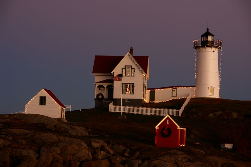 DSC00196.jpg balanced on rice bag on car window, HOLIDAY MAGIC at NUBBLE LIGHTHOUSE YORK MAINE