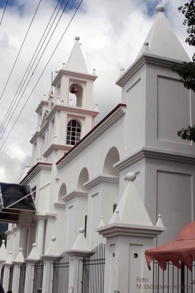 Fachada de la Moderna Iglesia Catolica