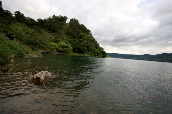 Agua Cristalina Caracteriza la Laguna de Ayarza