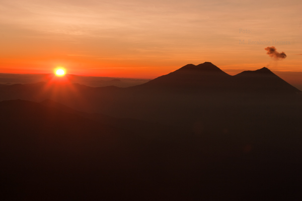 Salida del Sol, Vista Desde la Cumbre, volcanes Fuego y Acatenango en silueta