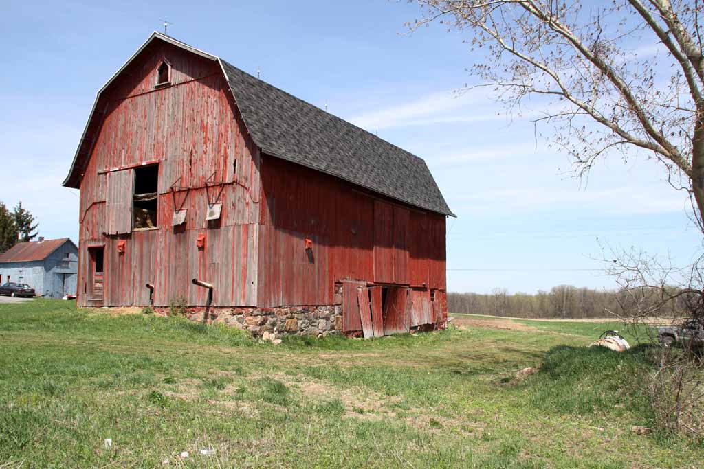 RED BARN / GREY ROOF