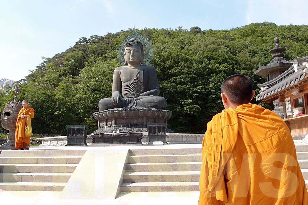 Siamese monks visit Shinheungsa Temple