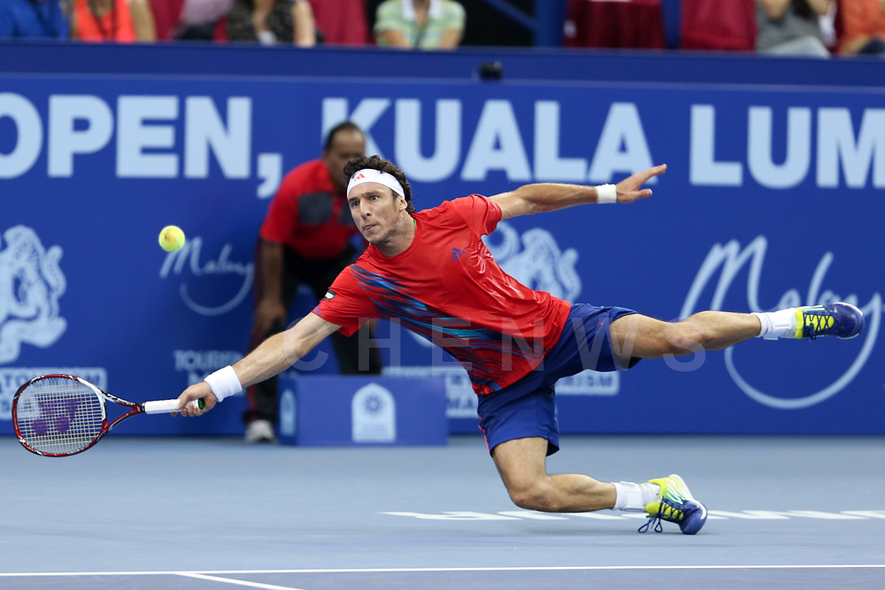 Singles final : Juan Monaco (Argentina) dives