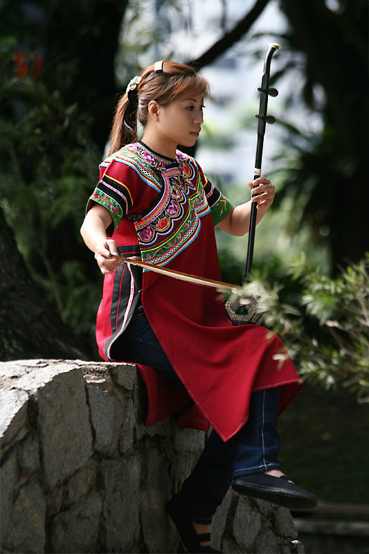 Playing Erhu On The Bridge (11 Nov 07)