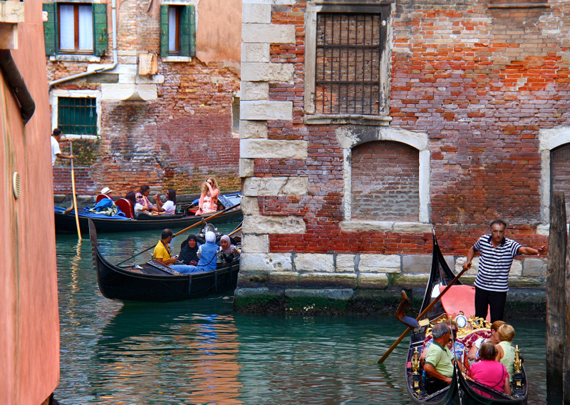 Ok guys,look at this image:all the worlds peoples in a corner of Venice!