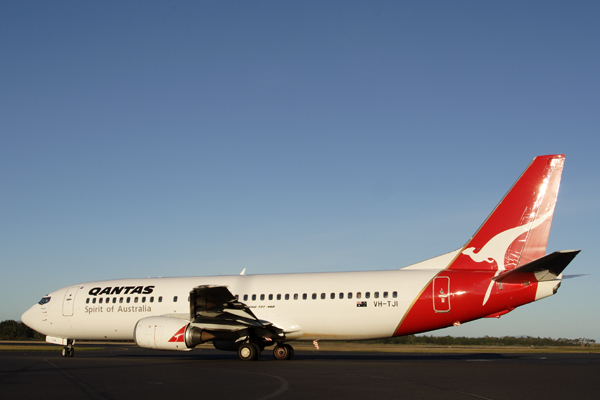 QANTAS BOEING 737 400 HBA RF IMG_0124.jpg