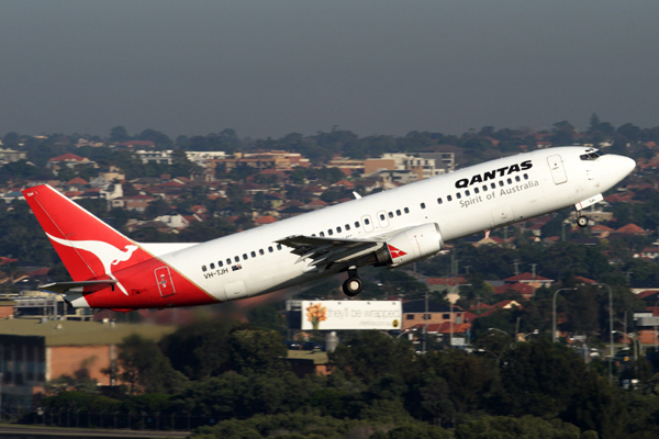 QANTAS BOEING 737 400 SYD RF IMG_9697.jpg