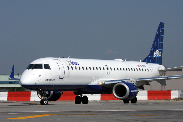 JET BLUE EMBRAER 190 JFK RF IMG_4810.jpg