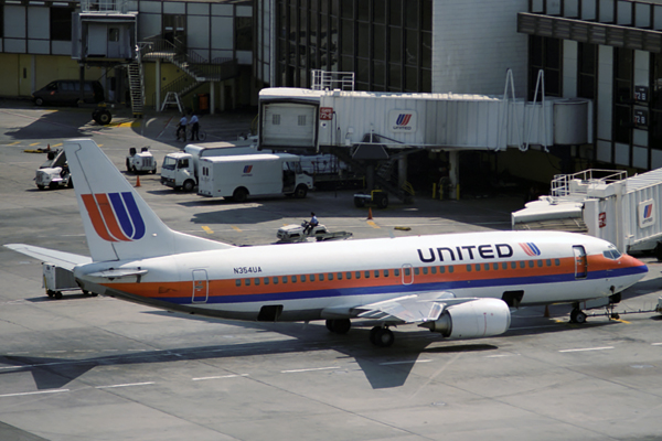 UNITED BOEING 737 300 LAX RF 513 16.jpg