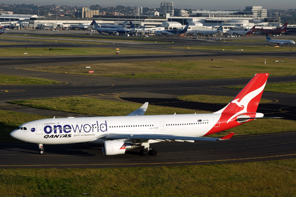 QANTAS AIRBUS A330 200 SYD RF IMG_1677.jpg