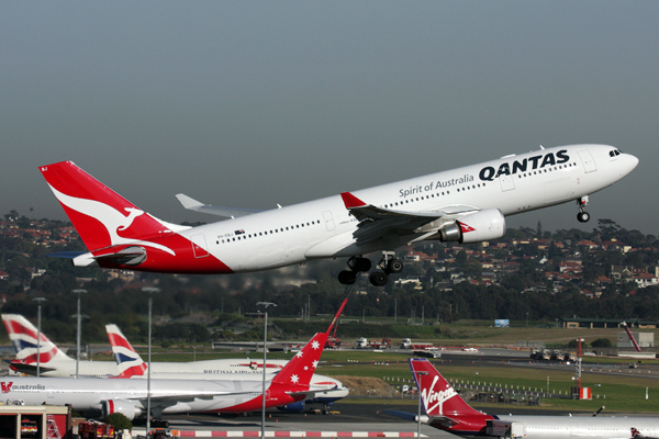 QANTAS AIRBUS A330 200 SYD RF IMG_2487.jpg