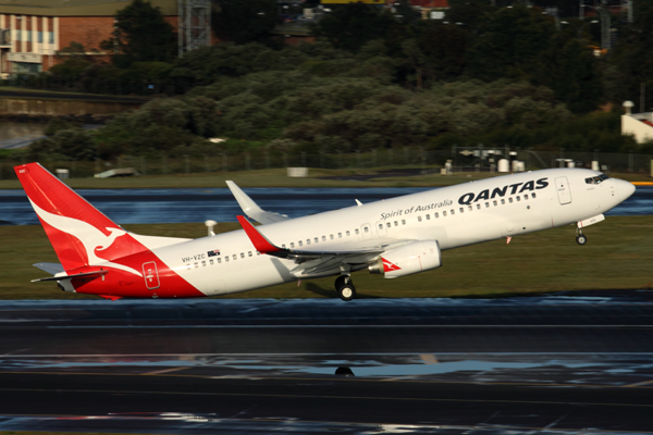 QANTAS BOEING 737 800 SYD RF IMG_7958.jpg