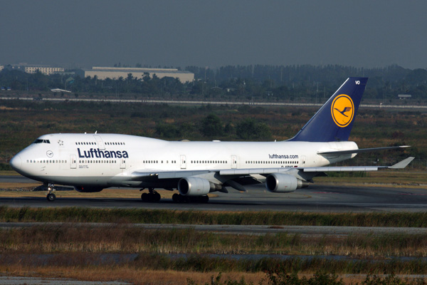 LUFTHANSA BOEING 747 400 BKK RF IMG_2533.jpg
