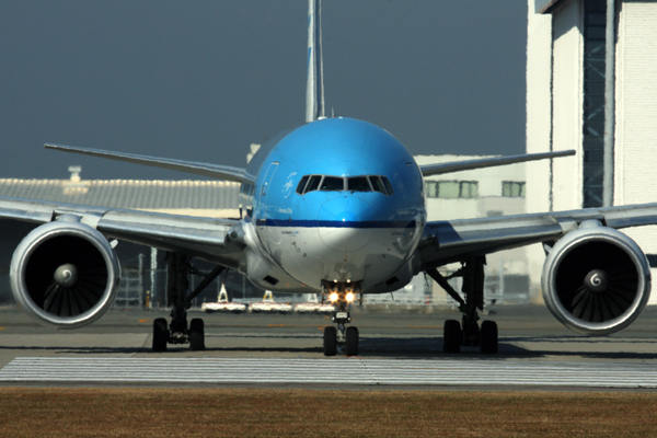 KLM BOEING 777 200 KIX RF IMG_2116.jpg