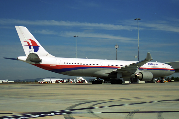MALAYSIA AIRBUS A330 300 BNE RF 1032 27.jpg