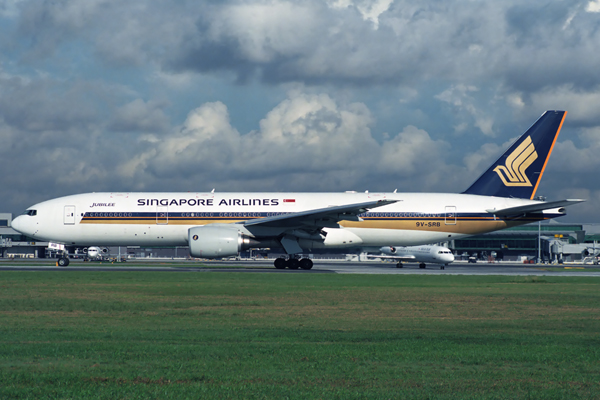 SINGAPORE AIRLINES BOEING 777 200 SIN RF 1412 24.jpg