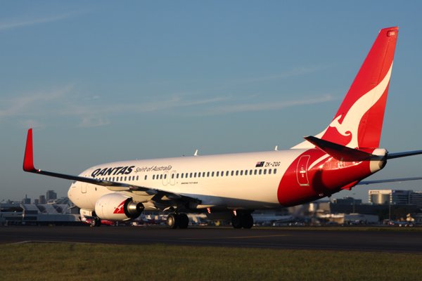 QANTAS BOEING 737 800 SYD RF IMG_5725.jpg