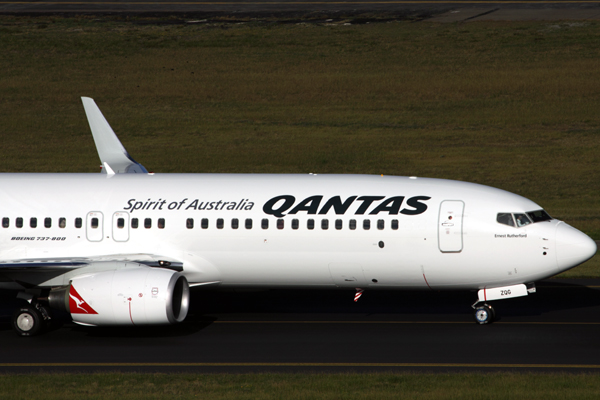 QANTAS BOEING 737 800 SYD RF IMG_9744.jpg