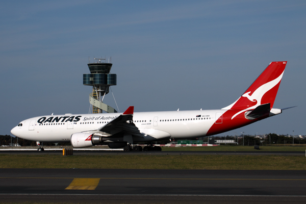 QANTAS AIRBUS A330 200 SYD RF IMG_0176.jpg