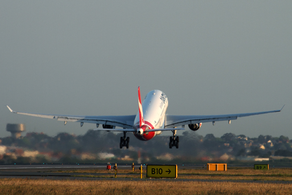 QANTAS AIRBUS A330 200 SYD RF IMG_6415.jpg