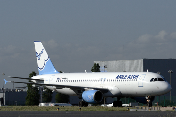AIGLE AZUR AIRBUS A320 CDG RF IMG_2821.jpg