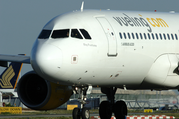 VUELING AIRBUS A320 CDG RF IMG_2742.jpg