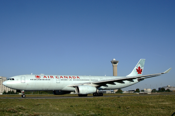 AIR CANADA AIRBUS A330 300 CDG RF IMG_2438.jpg