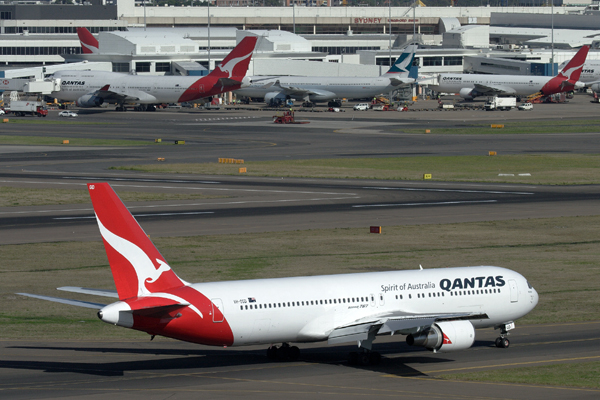 QANTAS BOEING 767 300 SYD RF IMG_4998.jpg