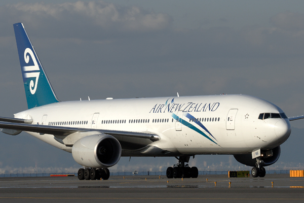 AIR NEW ZEALAND BOEING 777 200 KIX RF IMG_5320.jpg