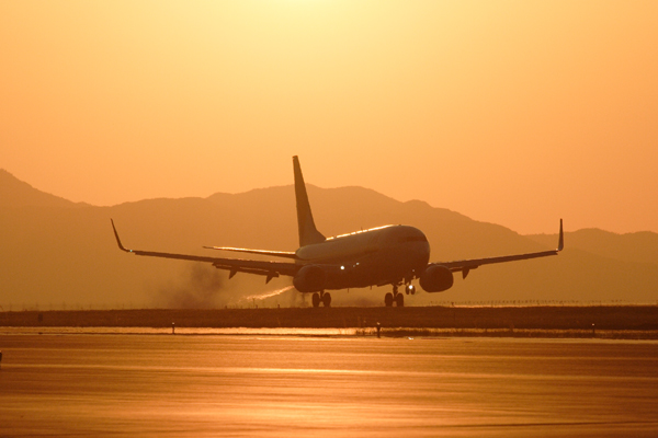 SUNSET LANDING BOEING 737 800 KIX RF IMG_5395.jpg