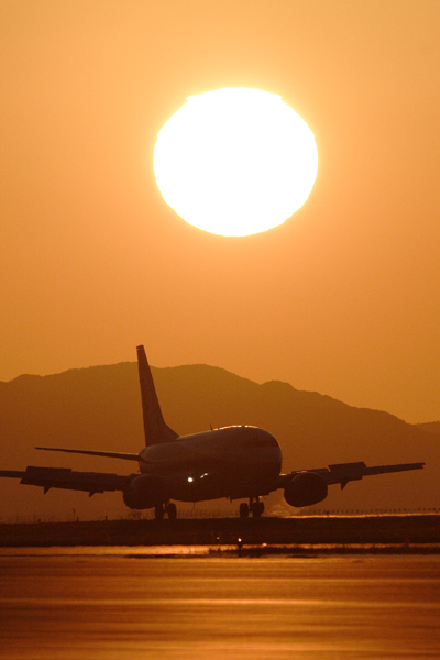 SUNSET LANDING BOEING 737 300 KIX RF IMG_5405.jpg