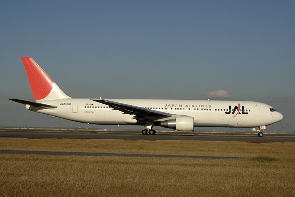 JAPAN AIRLINES BOEING 767 300 KIX RF IMG_4820.jpg