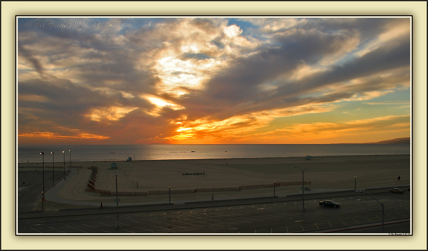 Santa Monica - Looks A Bit Deserted, Doesnt It  ;-)
