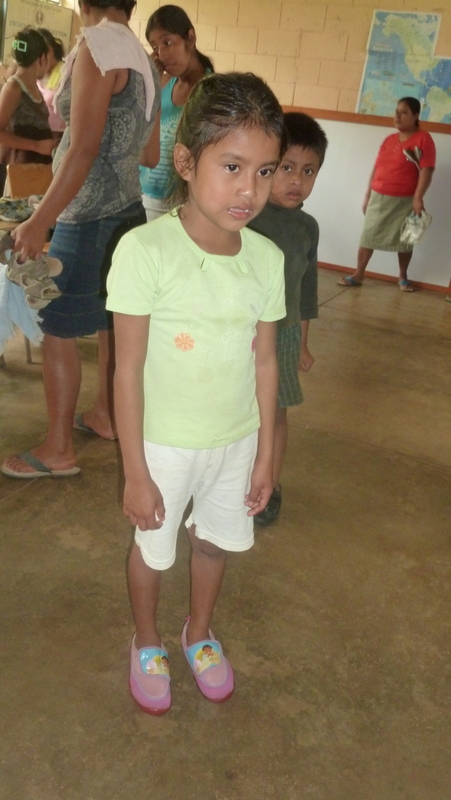 Enfant avec ses nouvelles chaussures roses