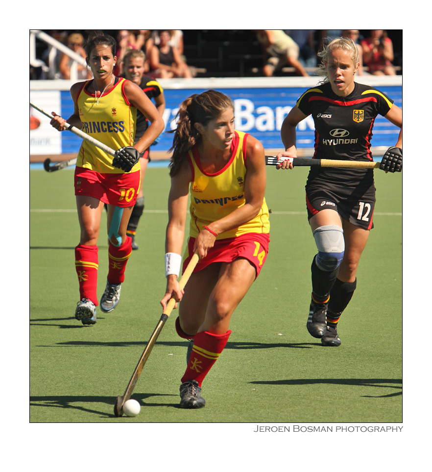 Pilar Sanchez chased by Lydia Haase
