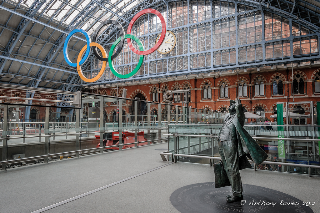 St Pancras Station: Betjeman statue and the Rings