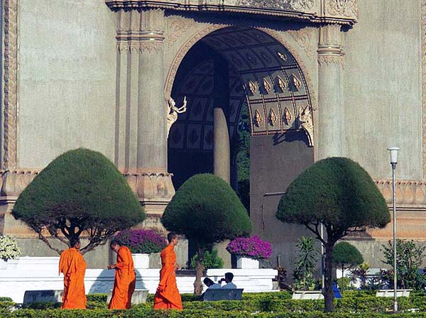 monks patuxai.jpg