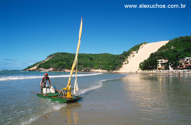 Pescador chegando do mar na praia de Ponta Negra Natal Rio Grande do Norte -090119-0021.jpg