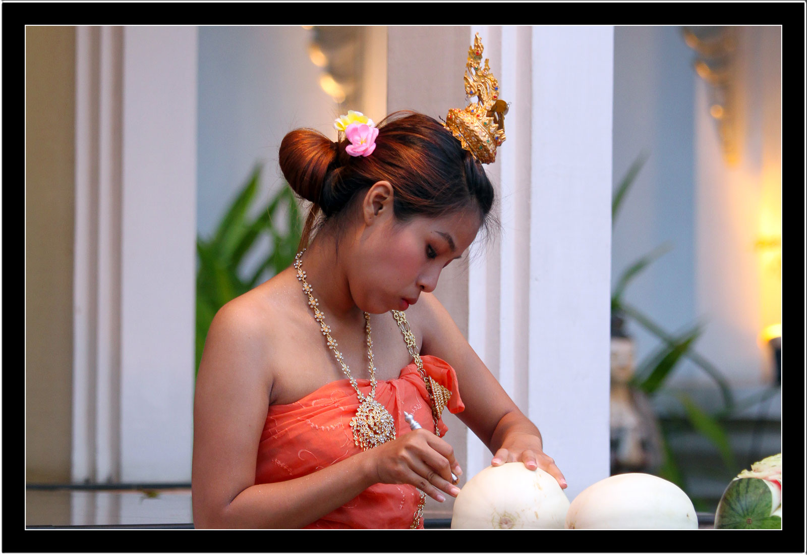 Thai girl - fruit carving / Chiang Mai