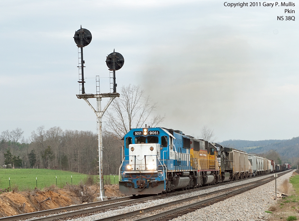 Finally I catch one of these lease units leading a train.tif