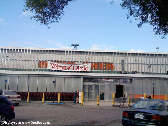 2009 - Winn-Dixie under renovation with the old Kwik Chek sign underneath the facade