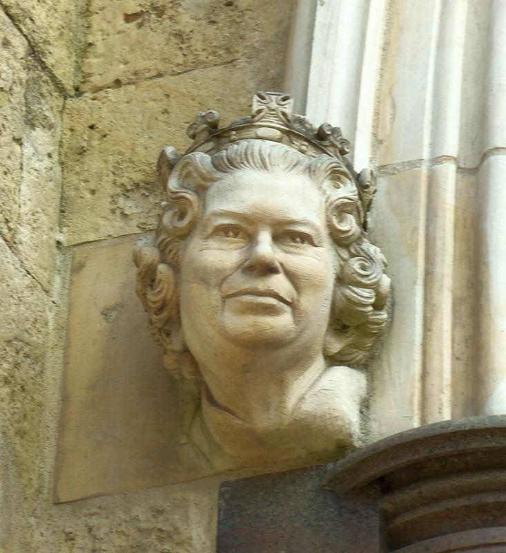 QUEEN'S HEAD SCULPTURE