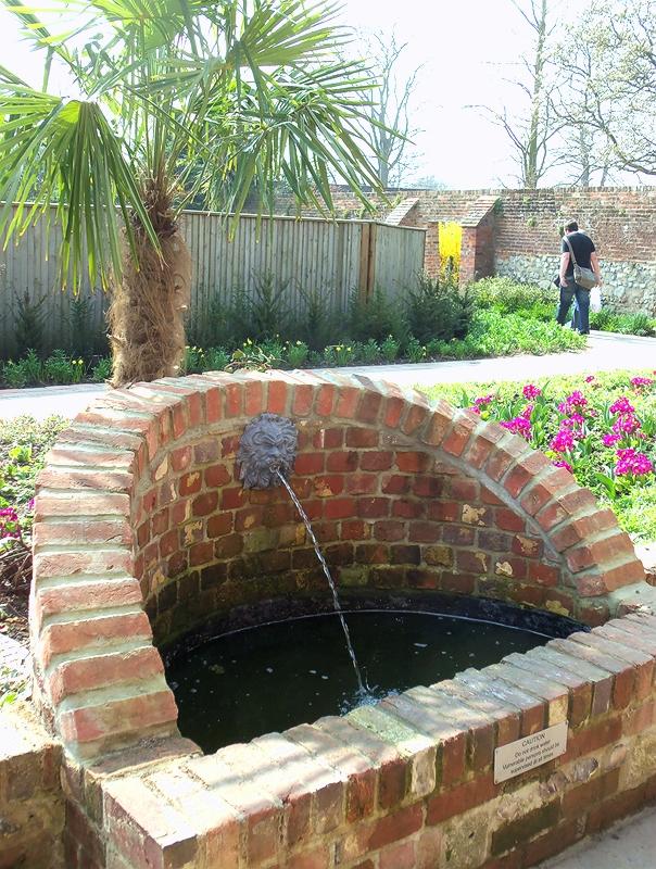 MODERN WATER FEATURE