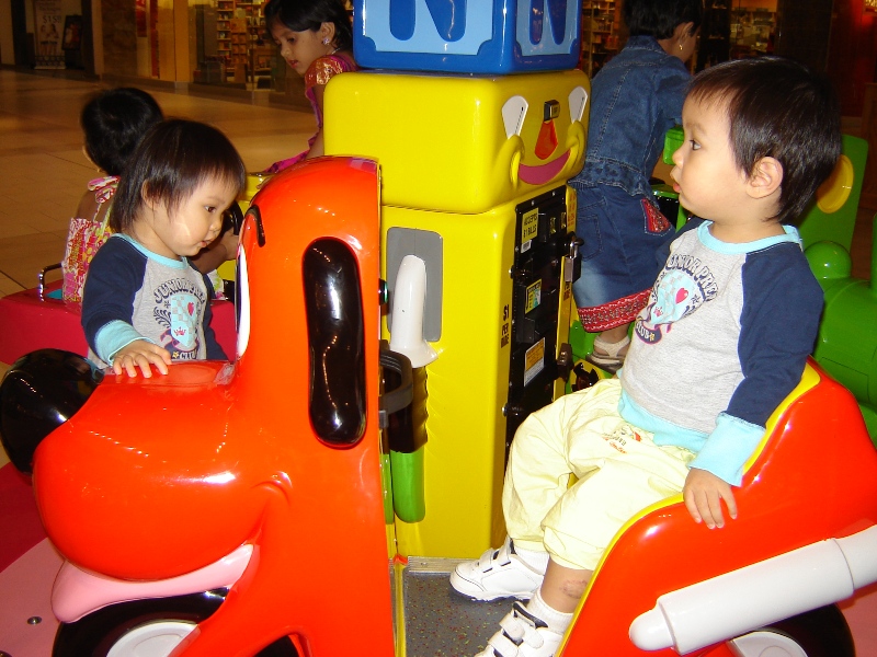 在 Mall 裡坐大紅狗