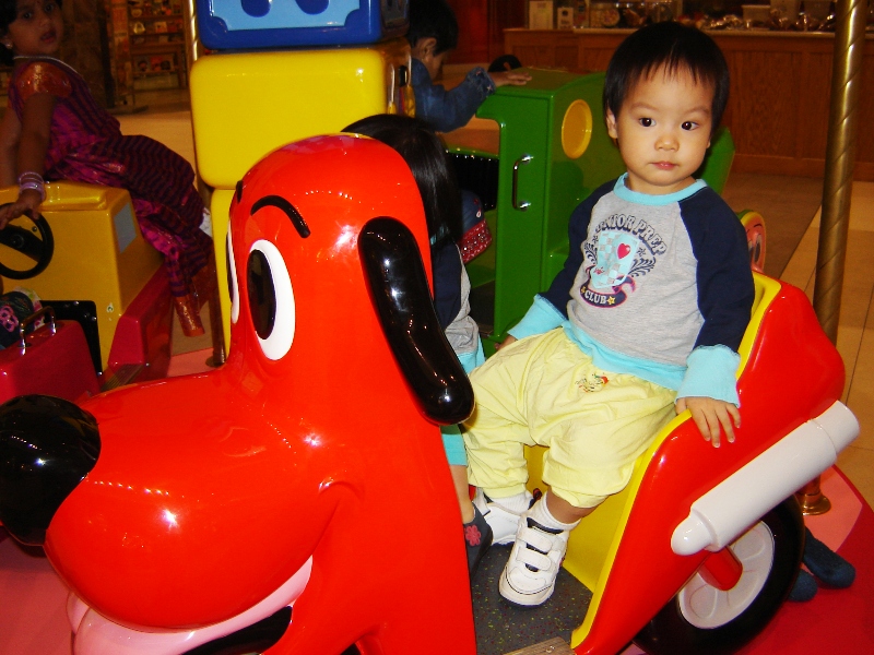 在 Mall 裡坐大紅狗